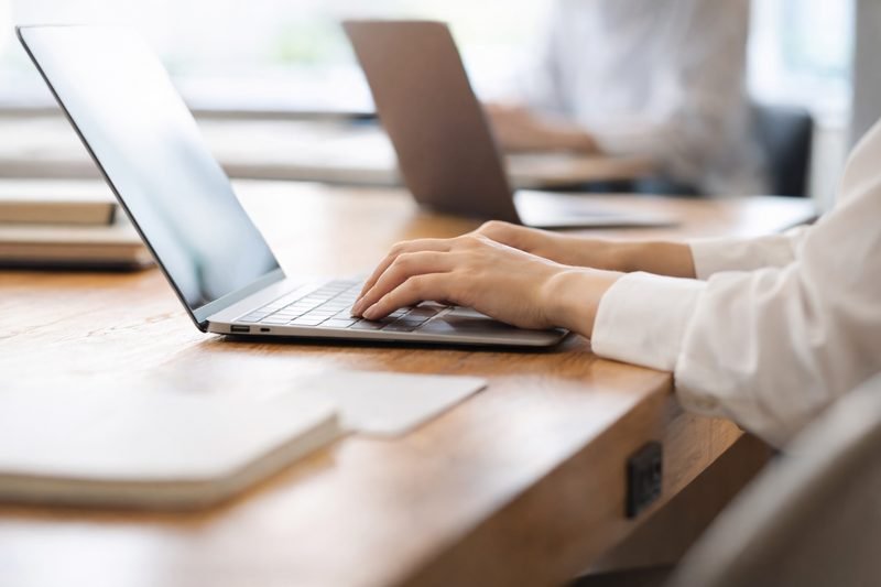 PCを操作するアドバイザーの手元。非公開求人へのアクセスを象徴するイメージ
